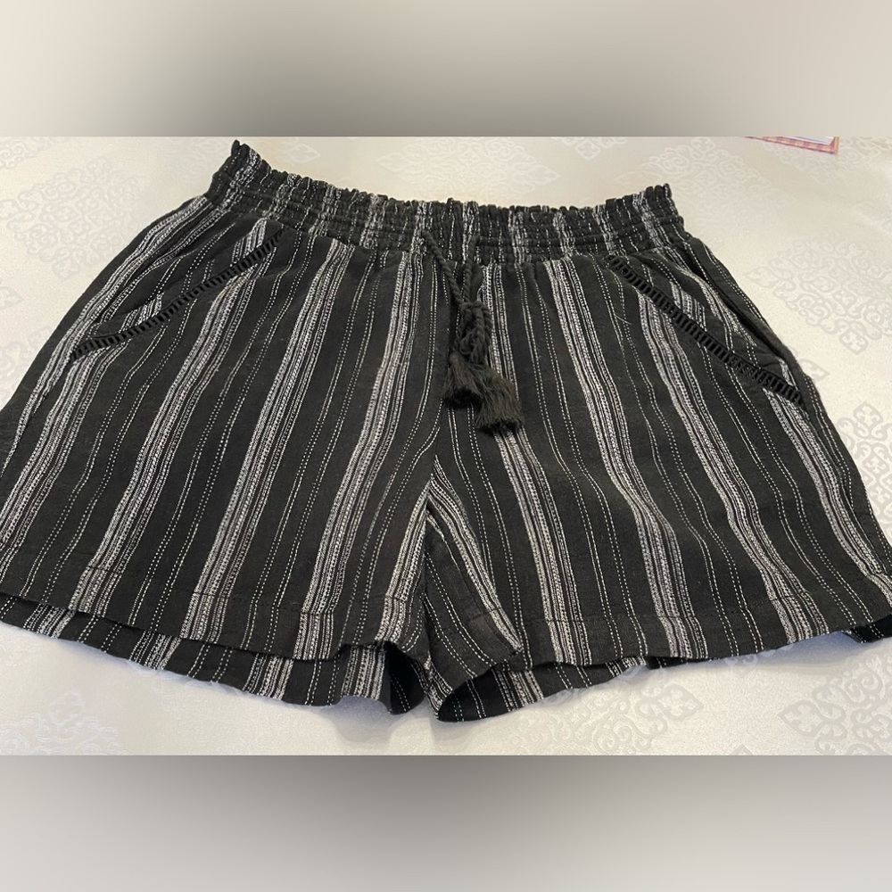 Briggs women’s black and Gray striped tie front linen blend shorts size medium